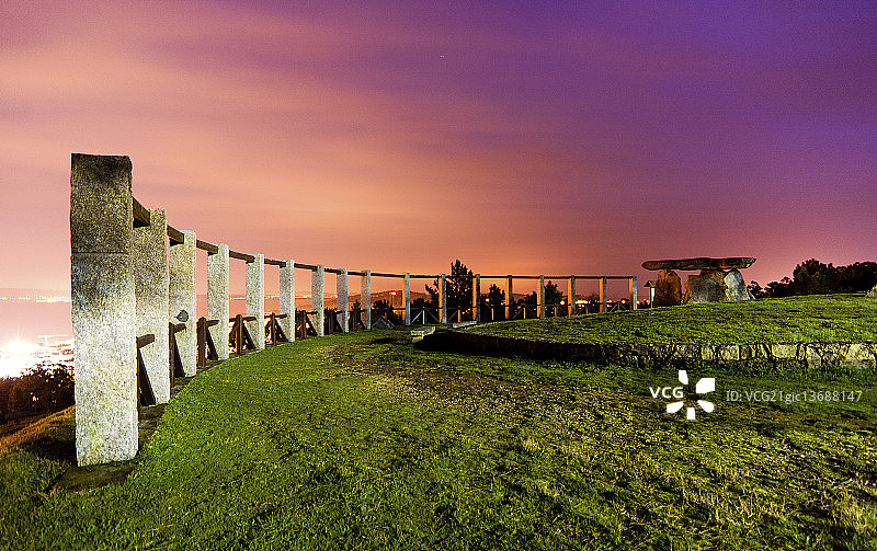 郊区公园石墓图片素材