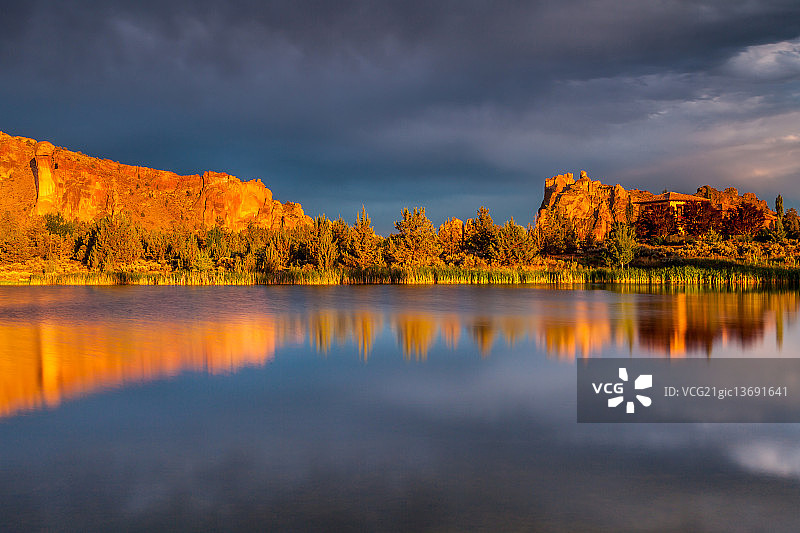 俄勒冈州特勒博讷峡谷牧场的托斯卡纳马厩图片素材