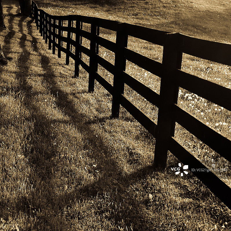 带有阴影的笔直栅栏图片素材