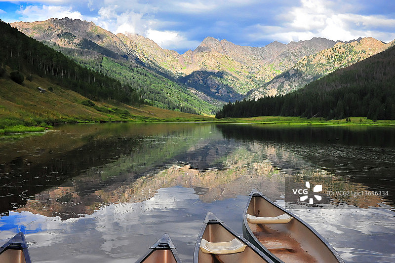 松树湖图片素材
