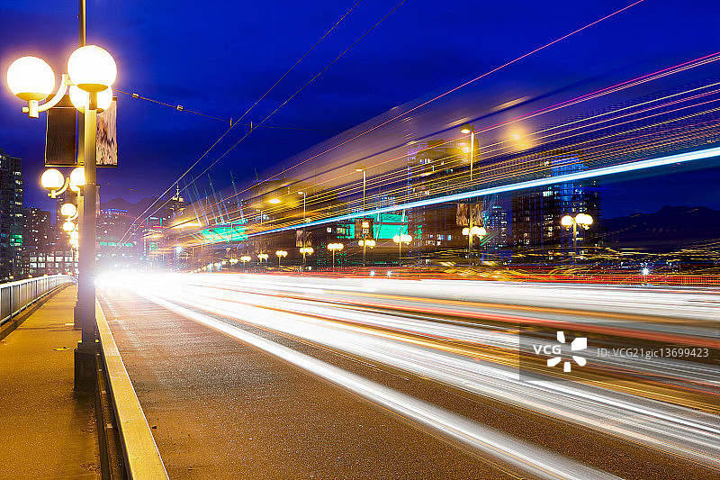 Cambie桥上的高峰时段光轨图片素材