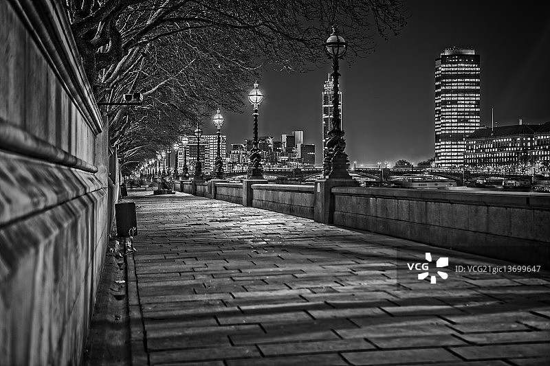 兰贝斯桥附近的夜间步行图片素材