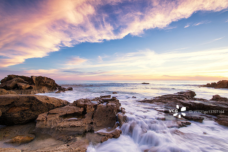 拉古纳海滩瀑布图片素材