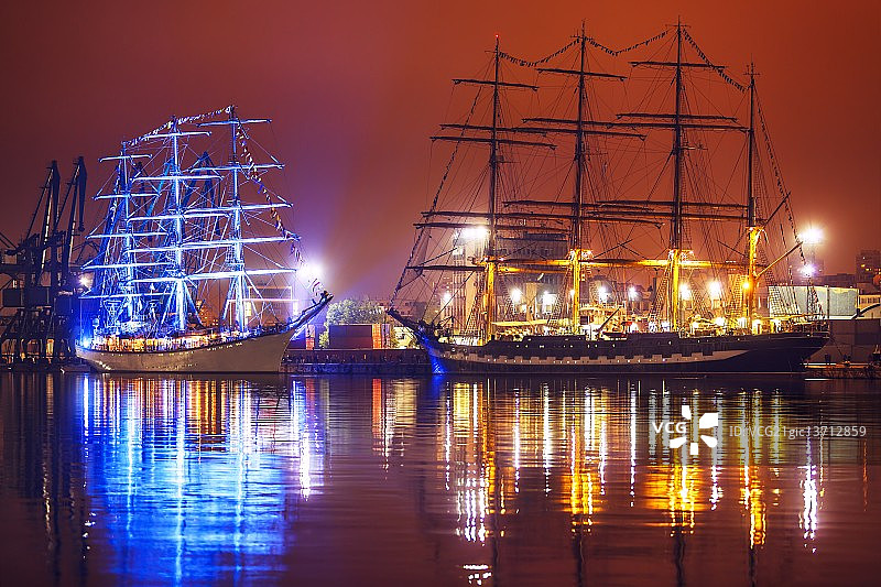 高桅帆船赛夜景图片素材