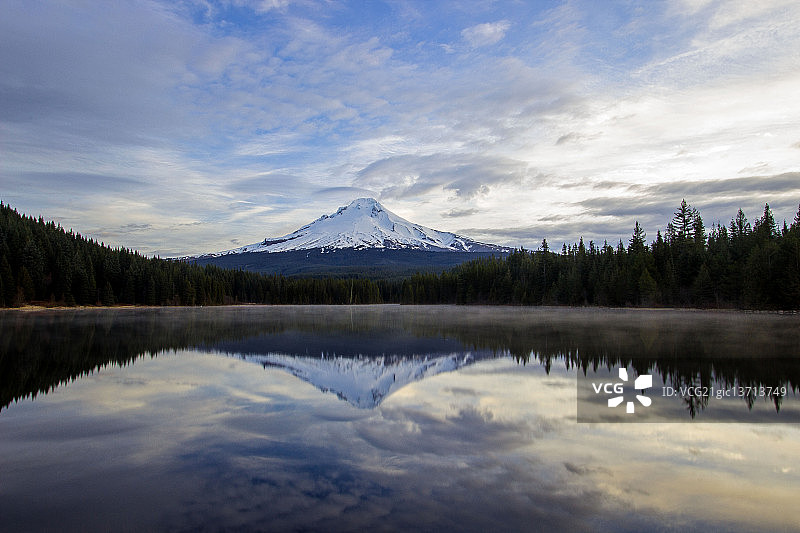 蓝色延龄草湖图片素材
