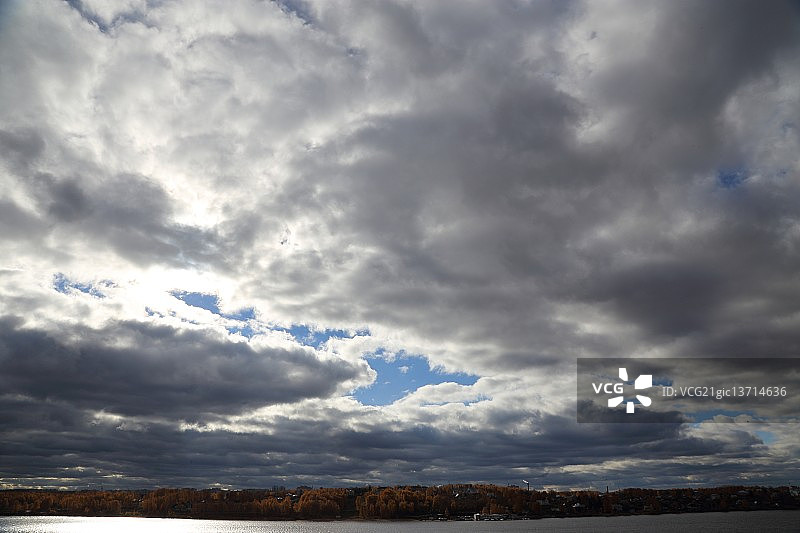 伏尔加河上的云彩图片素材