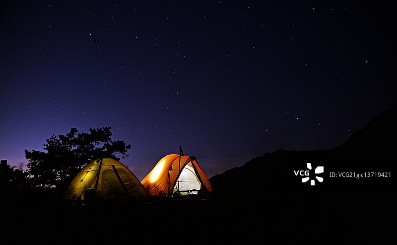 在自然中露营图片素材