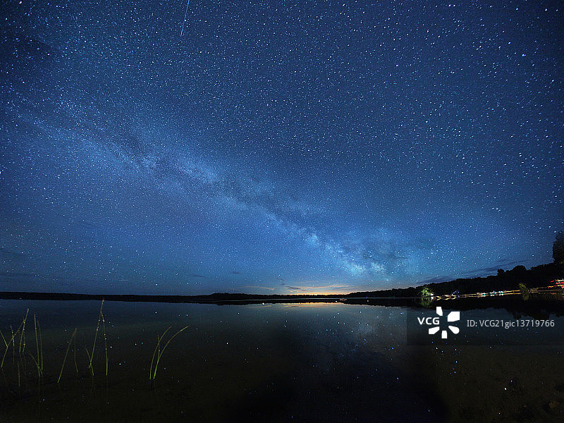 星夜银河下的海滨，加拿大安大略省托伯莫里图片素材