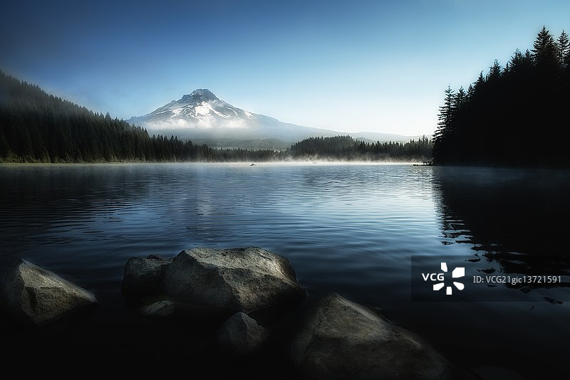 延龄草湖的早晨图片素材