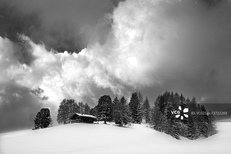 小屋、树木和云朵图片素材