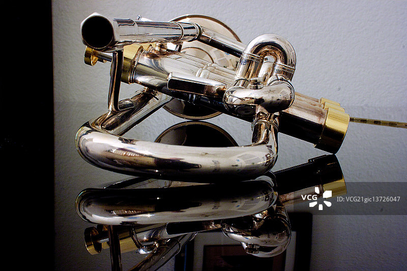 钢琴上的喇叭图片素材