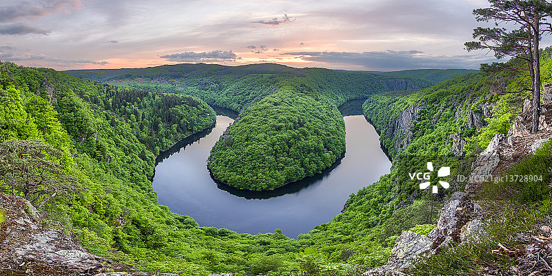 黄昏时的马蹄铁图片素材
