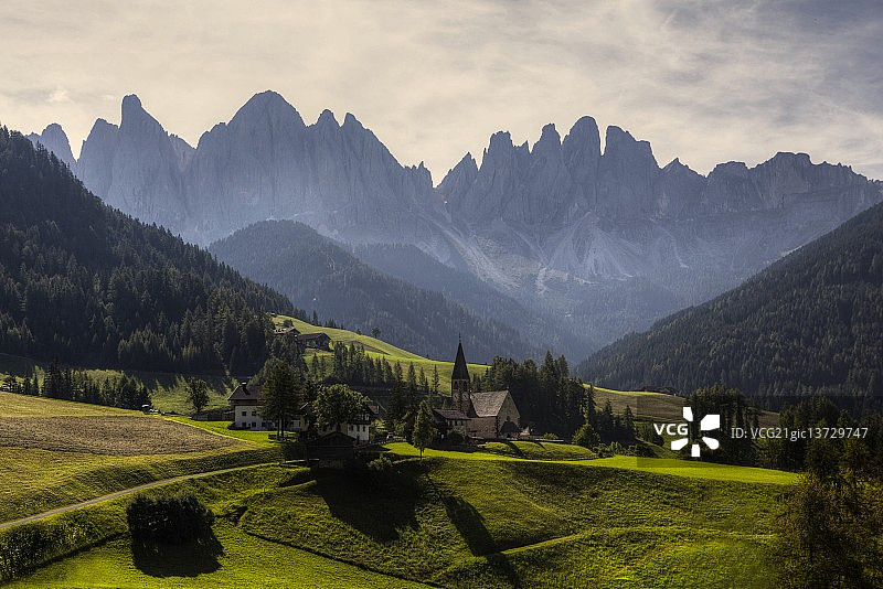 晨曦中的富内斯山谷图片素材