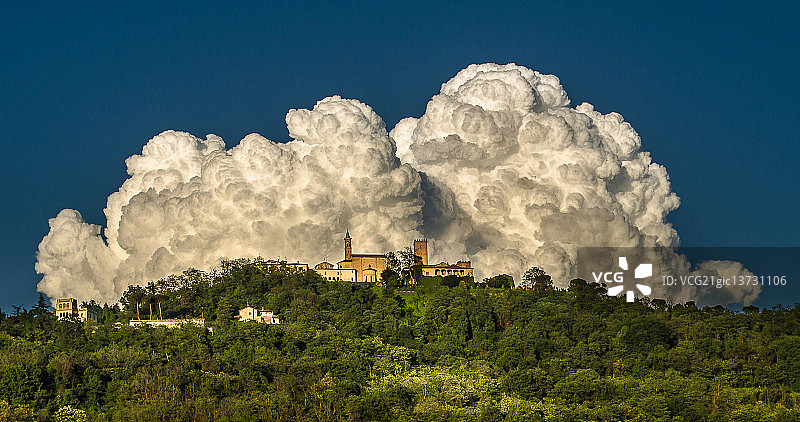 意大利纳扎诺山丘上空的巨大云朵图片素材