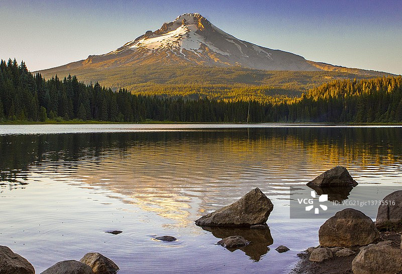 延龄草湖图片素材