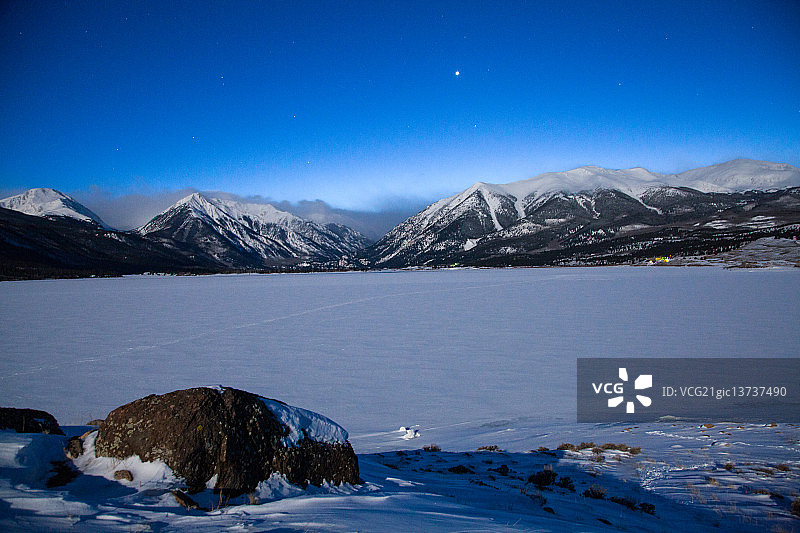 黄昏时的双子湖图片素材