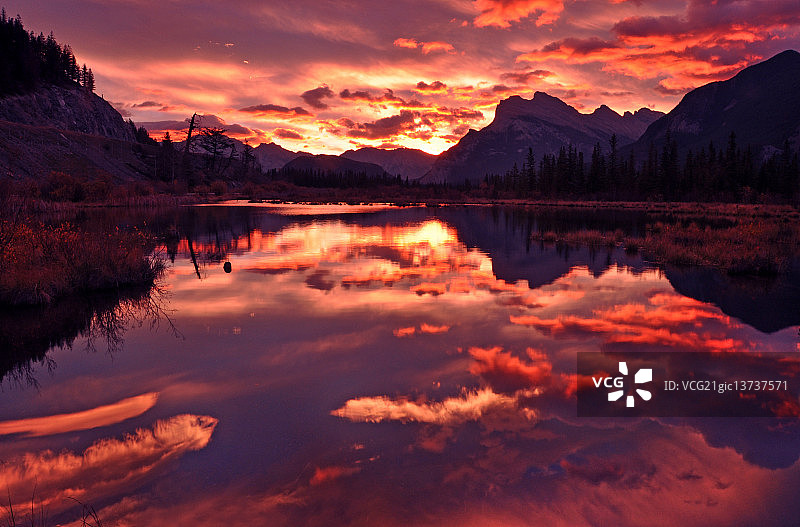 朱红色湖日出图片素材