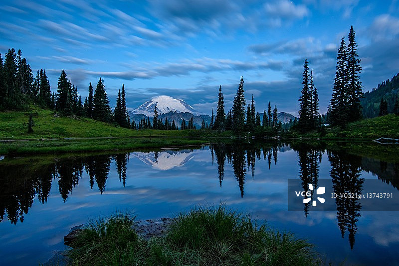 雷尼尔山倒影：提普苏湖风光图片素材