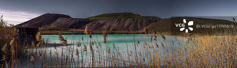 人造山丘与人造湖泊图片素材