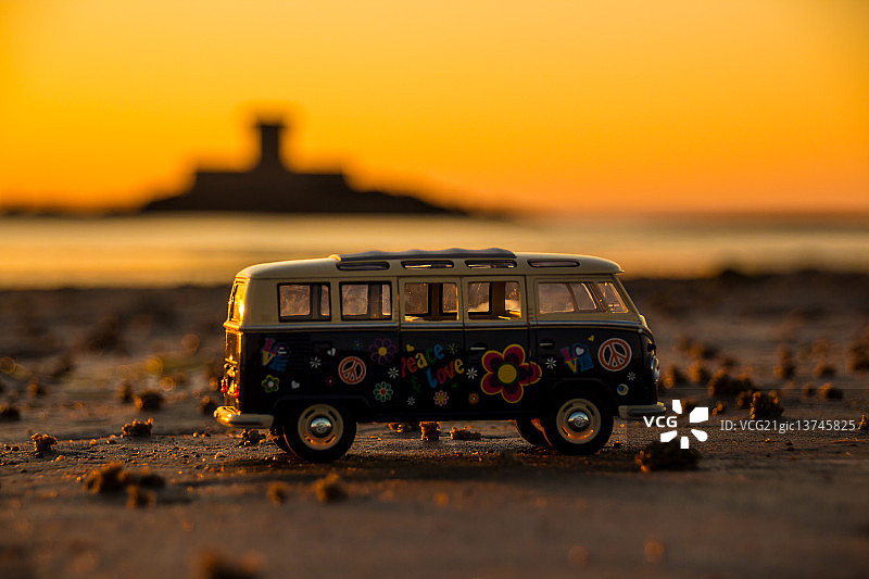 日落下的爱之车图片素材