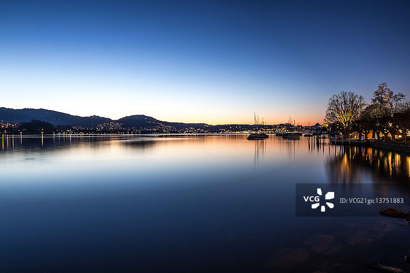 蓝色时分的卢塞恩湖图片素材