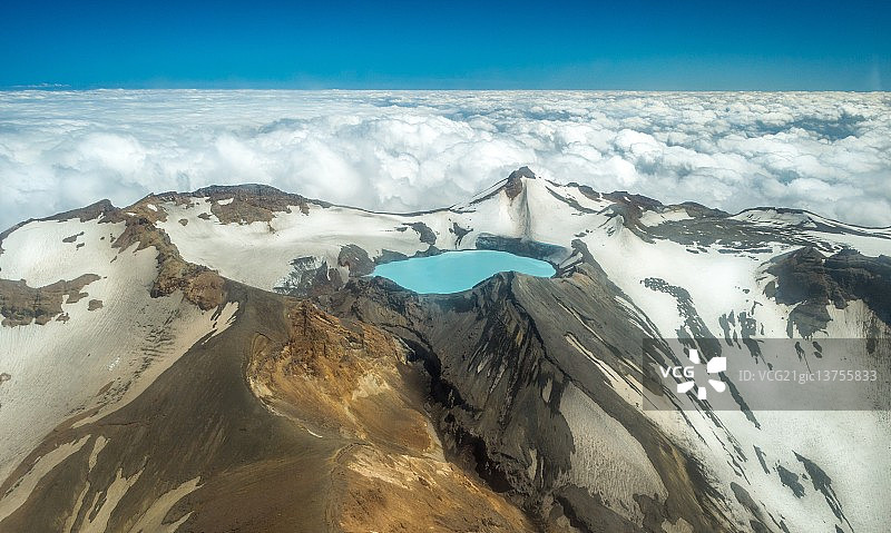 云层之上的镜湖图片素材