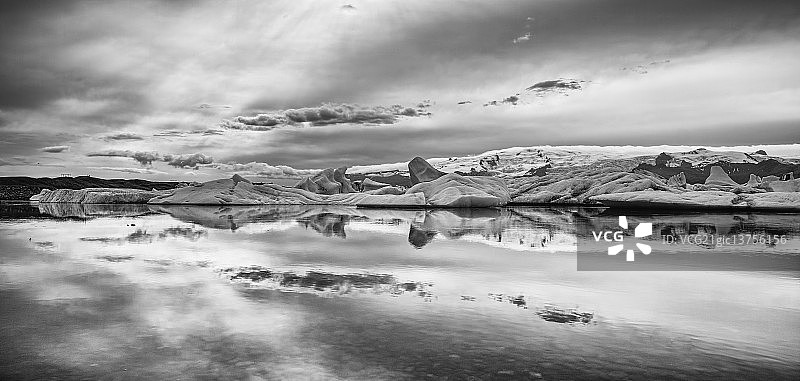 杰古沙龙冰河湖的灰色调图片素材