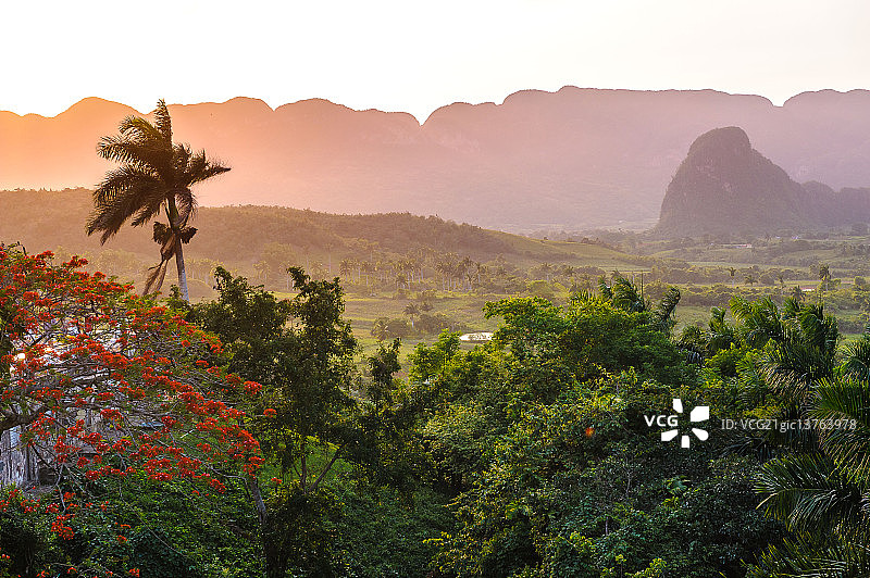 石灰岩山图片素材