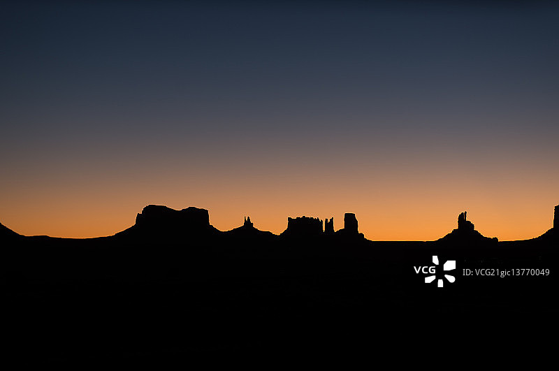 纪念碑谷 - 黎明时分的天际线图片素材