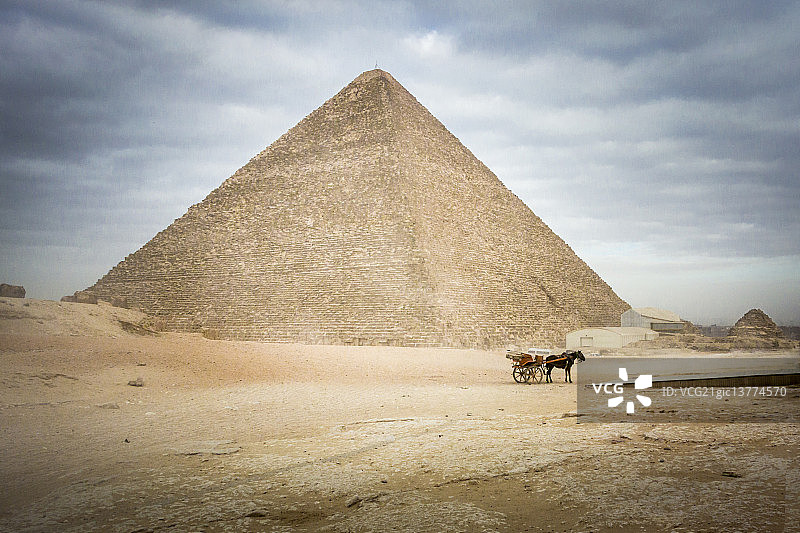 吉萨的胡夫金字塔图片素材