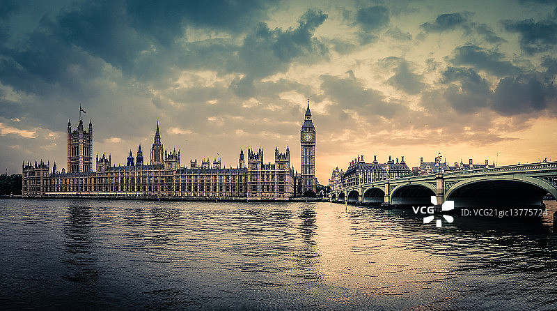议会大厦、河流与桥梁图片素材
