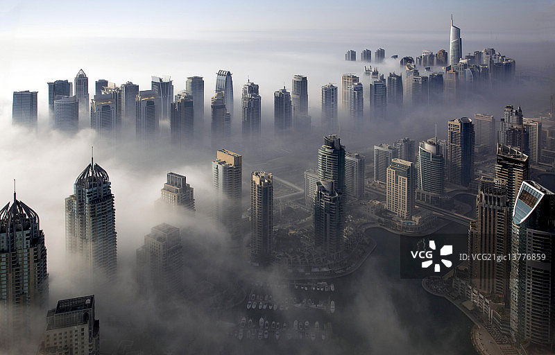 迪拜码头，谢赫扎耶德路上的雾气消散图片素材