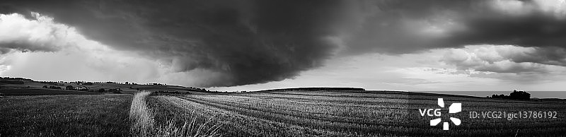 我看到天空中的恶魔图片素材