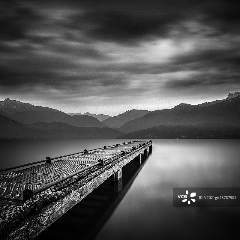 山间湖泊上的码头图片素材