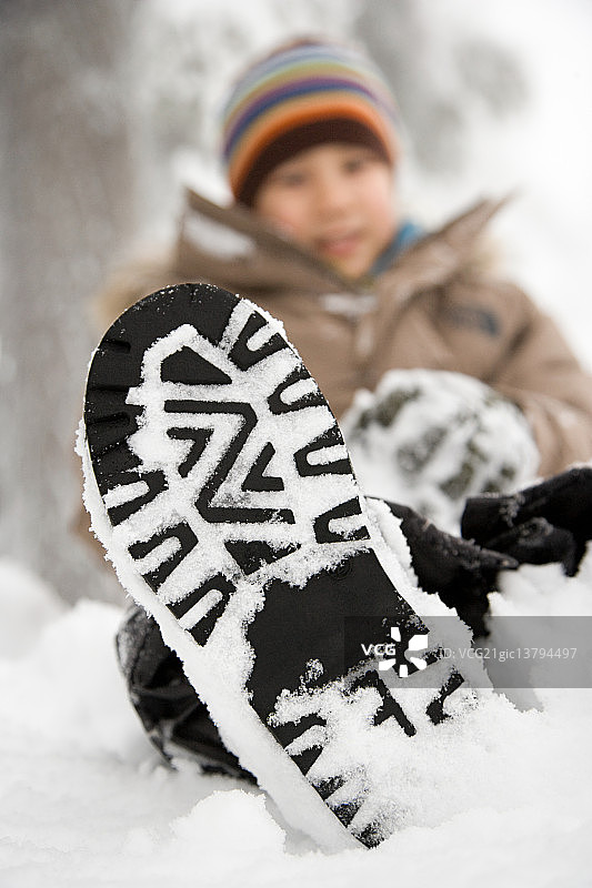 鞋子上有雪的男孩图片素材