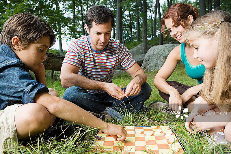 一家人玩跳棋图片素材