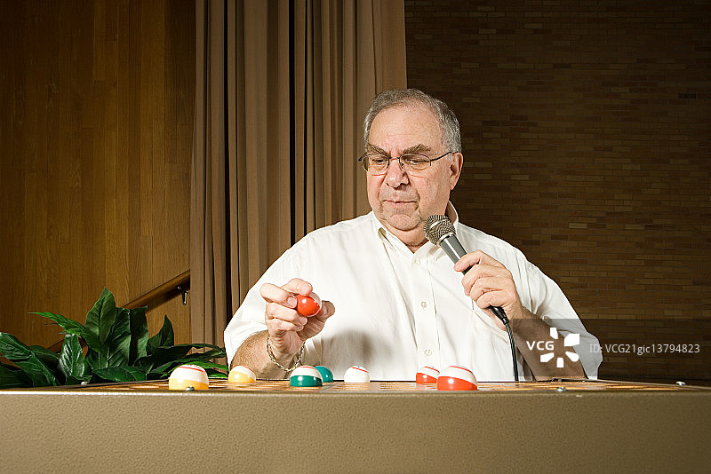 宾果游戏叫号员工作中图片素材