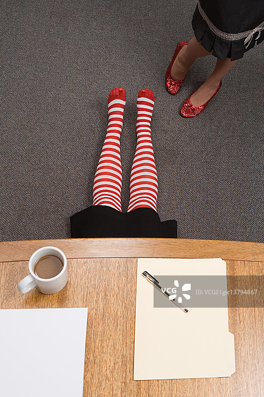 上班族躲在桌子底下图片素材