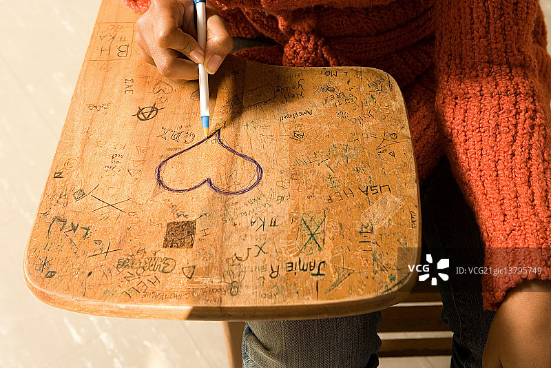 学生在桌子上画一颗心图片素材