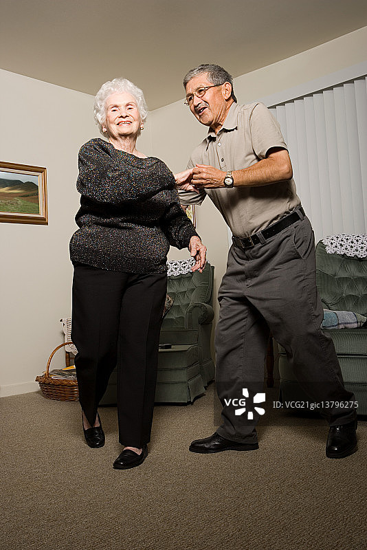 跳舞的老年夫妇图片素材