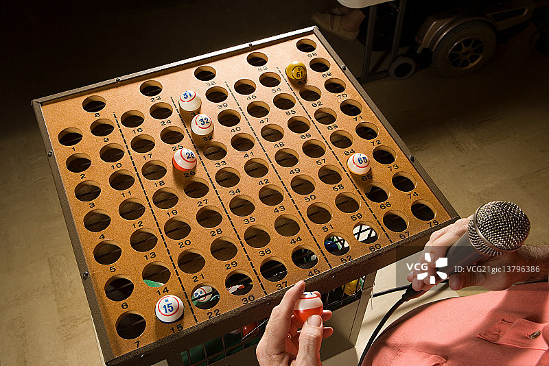 宾果游戏叫号员工作中图片素材