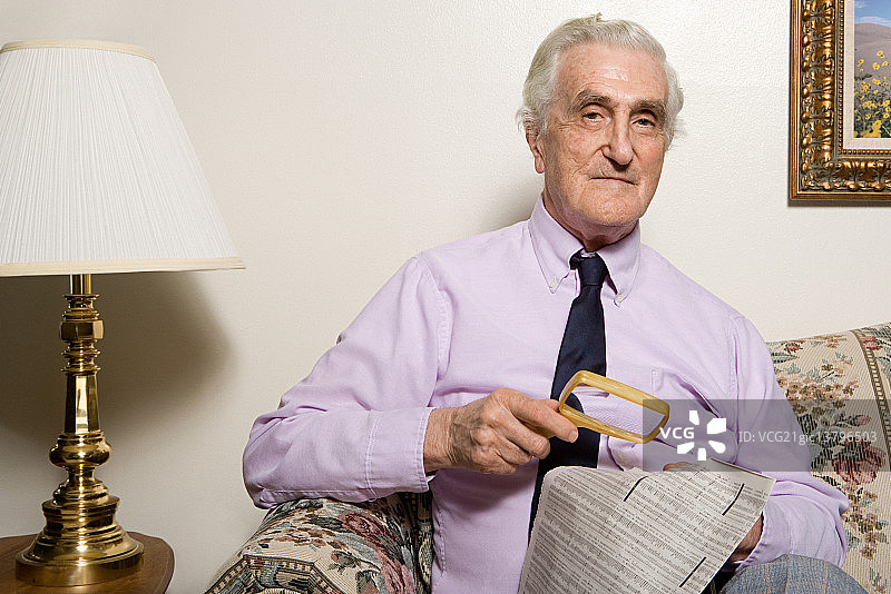 男人用放大镜读报图片素材