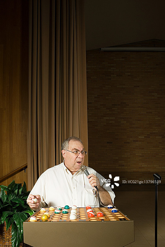 宾果游戏叫号员工作中图片素材