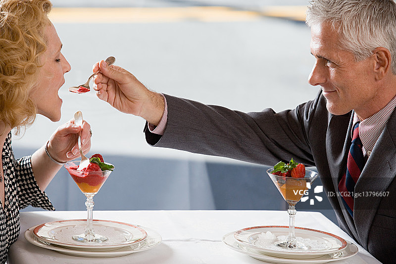 男人喂女人吃甜点图片素材