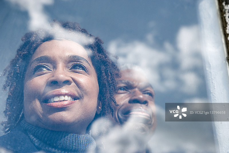 情侣在窗边眺望图片素材