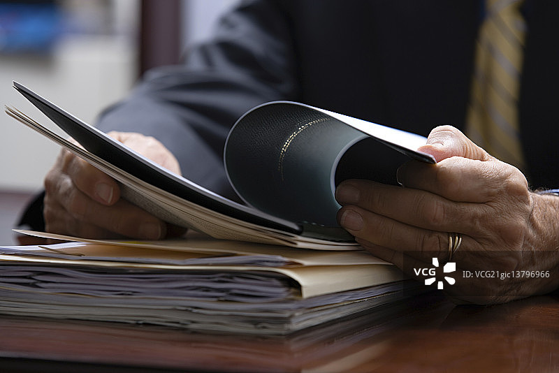 商人查看文件图片素材