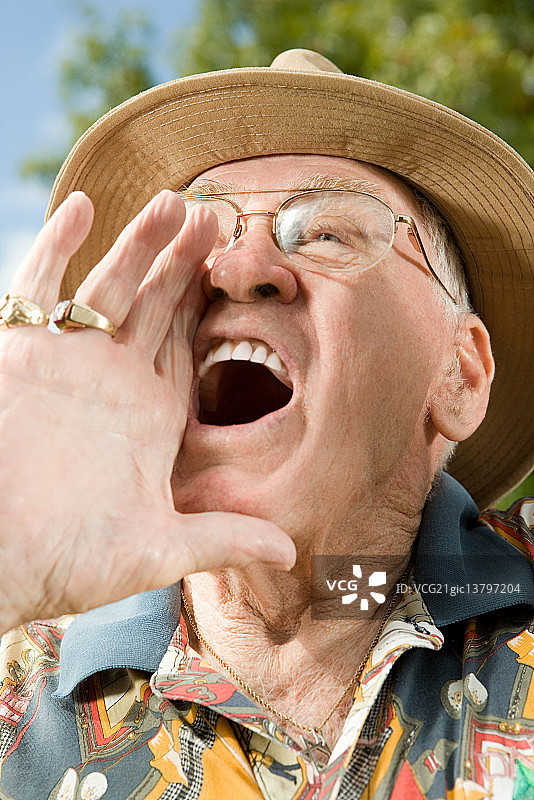 年长的男人在喊叫图片素材
