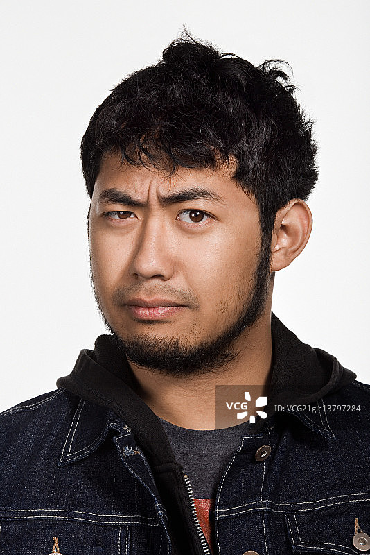 年轻的亚洲男人肖像图片素材