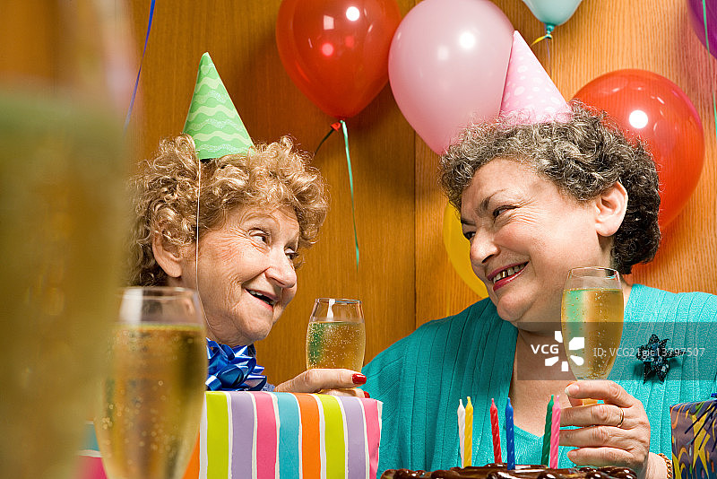 两位老年女人参加派对图片素材