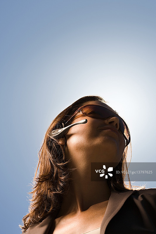 使用免提设备的女人图片素材